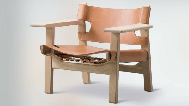 skórzane siedzisko na drewnianej ramie