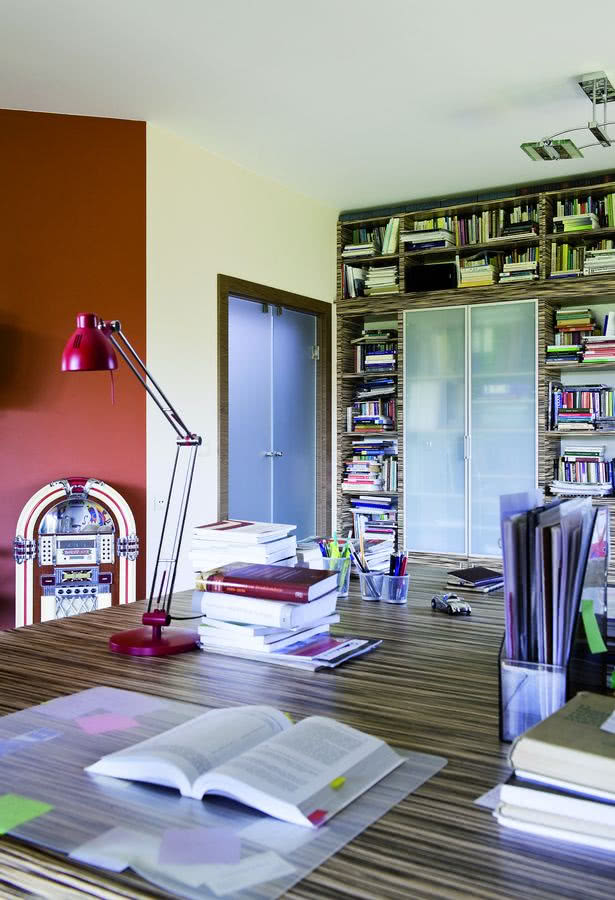 W gabinecie stoi stara, oryginalna, kupiona na...