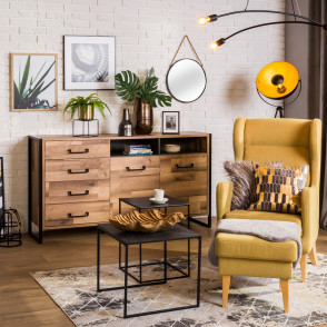 dwa kontrastujące style aranżacji wnętrz – minimalizm i maksymalizm, żółty fotel