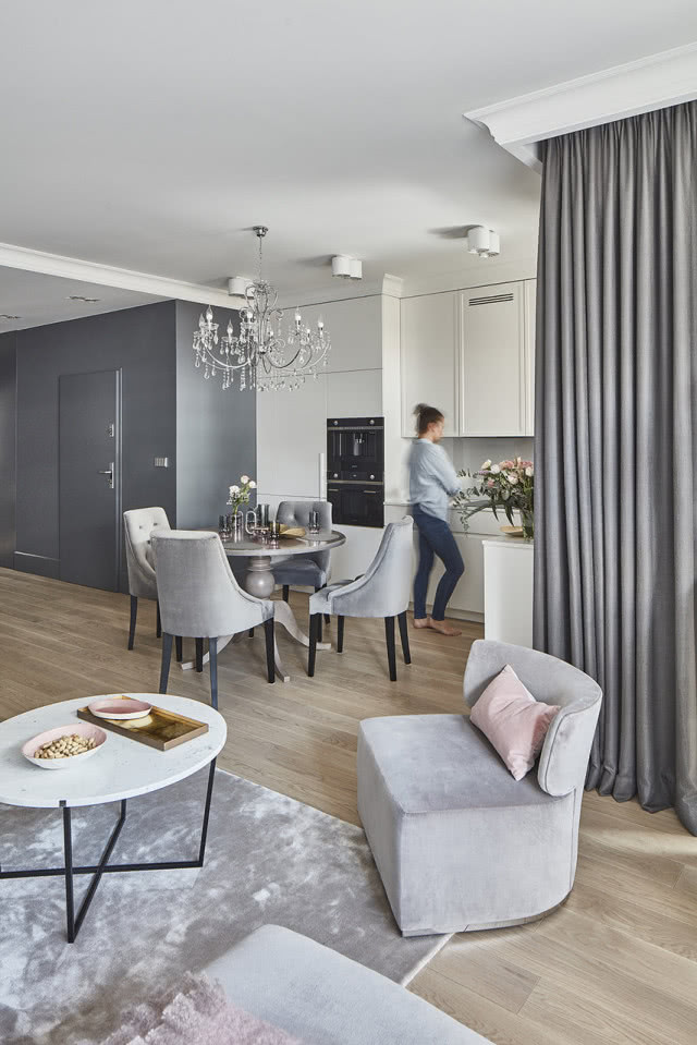 Salon z ozdobnym żyrandolem