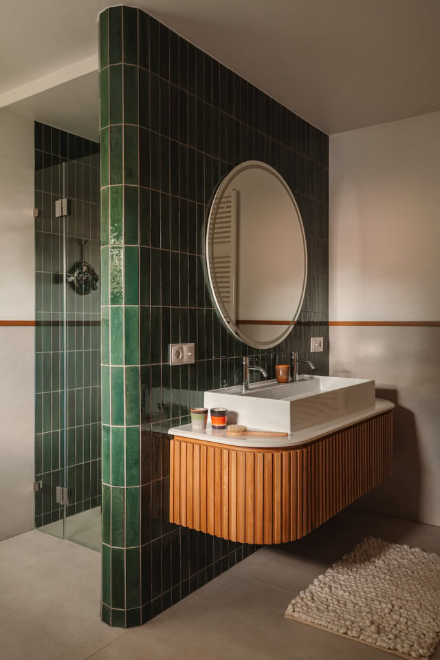 zielony gres szkliwiony ściana w łazience