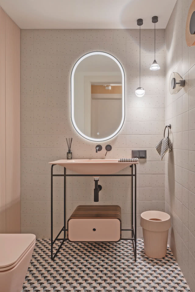 różowa umywalka i sedes w łazience