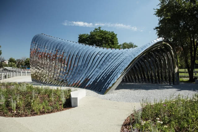 rzeźba, do którei można wejść