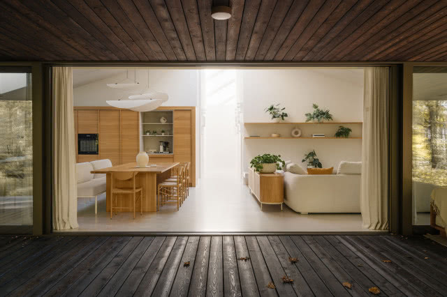 odsunięte okna, widok jadalnię i salon