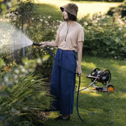 Zraszacz oszczędzający wodę, podstawa metalowa