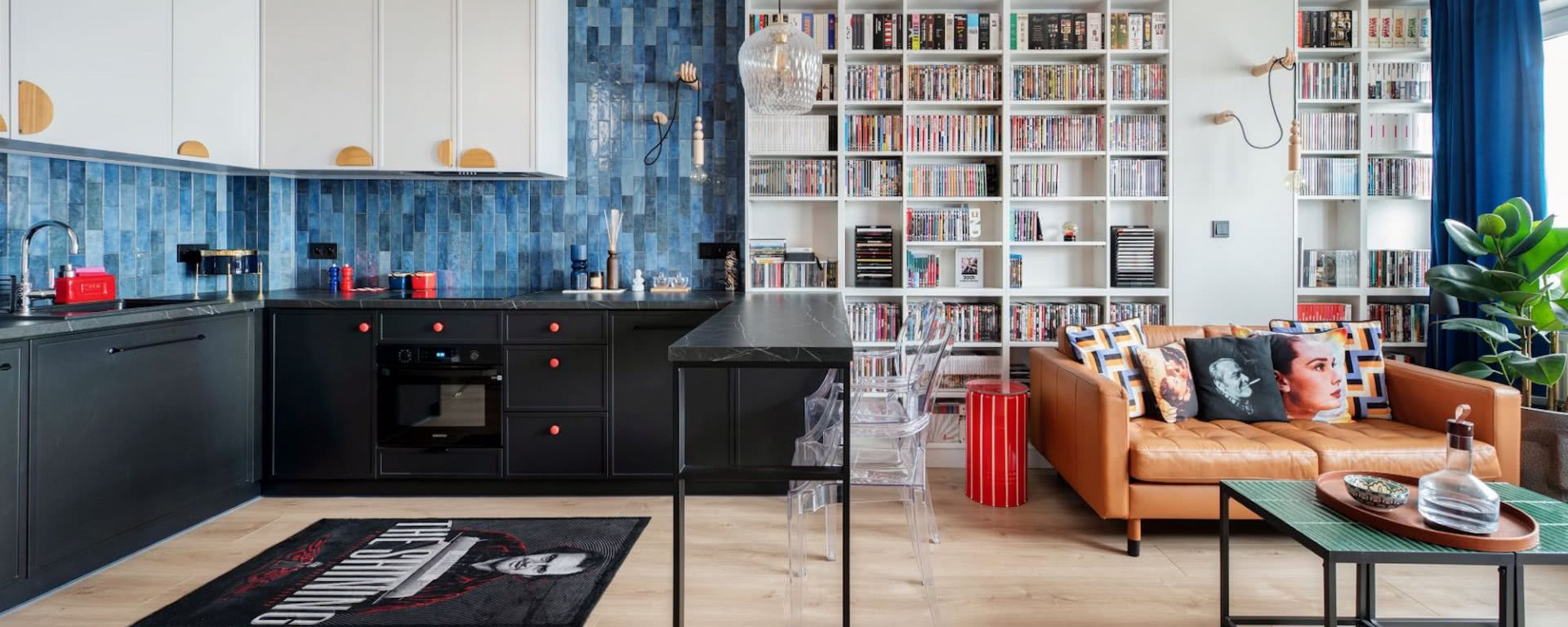 Wnętrza inspirowane filmami Almodóvara. Małe mieszkanie w mocnych kolorach 