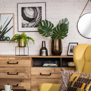 dwa kontrastujące style aranżacji wnętrz – minimalizm i maksymalizm, żółty fotel