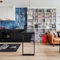 Wnętrza inspirowane filmami Almodóvara. Małe mieszkanie w mocnych kolorach 