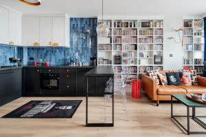 Wnętrza inspirowane filmami Almodóvara. Małe mieszkanie w mocnych kolorach 