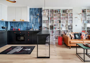 Wnętrza inspirowane filmami Almodóvara. Małe mieszkanie w mocnych kolorach 