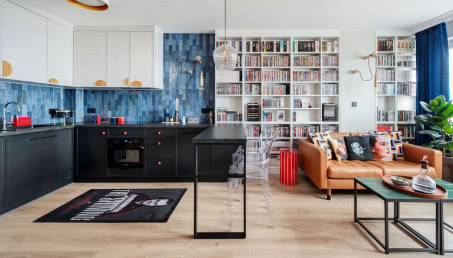 Wnętrza inspirowane filmami Almodóvara. Małe mieszkanie w mocnych kolorach 