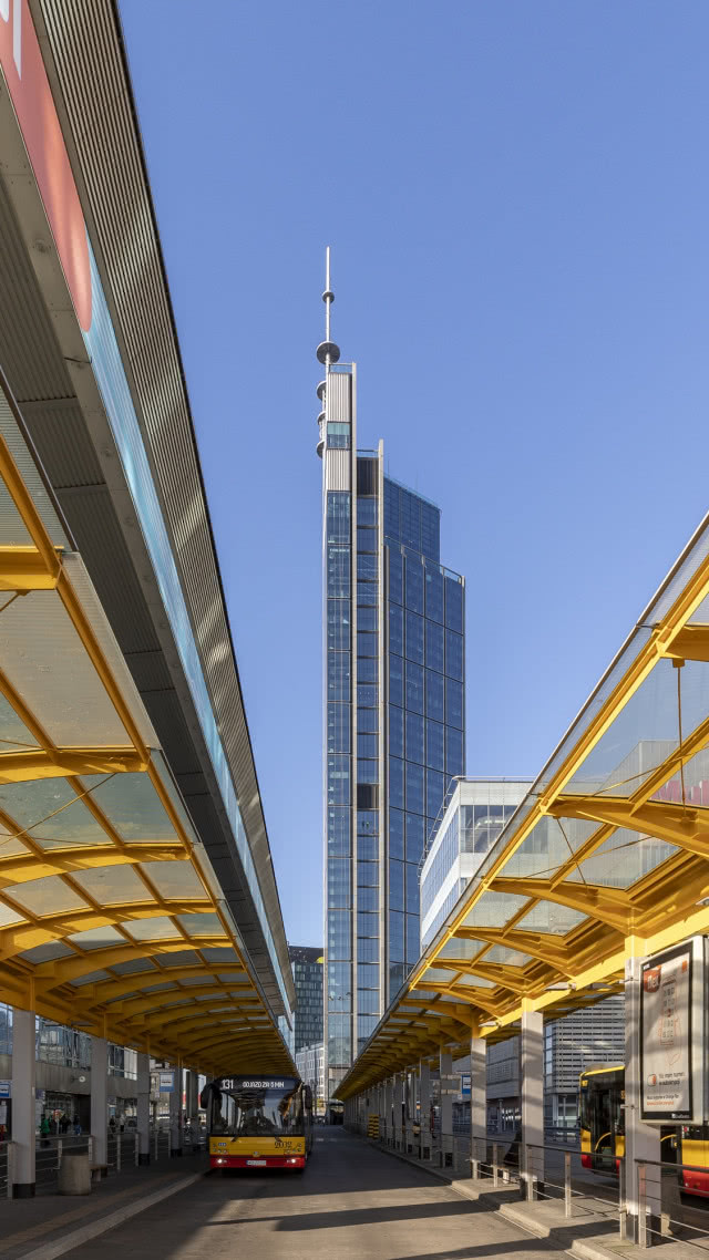 widok na wieżowiec, na pierwszym planie pętla autobusowa