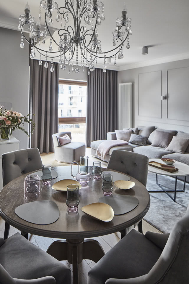 Okrągły stół w jadalni