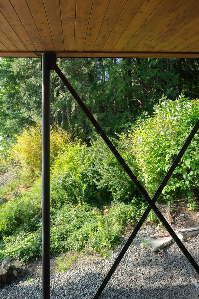 stalowa podpora domy - zbliżenie na jej fragment