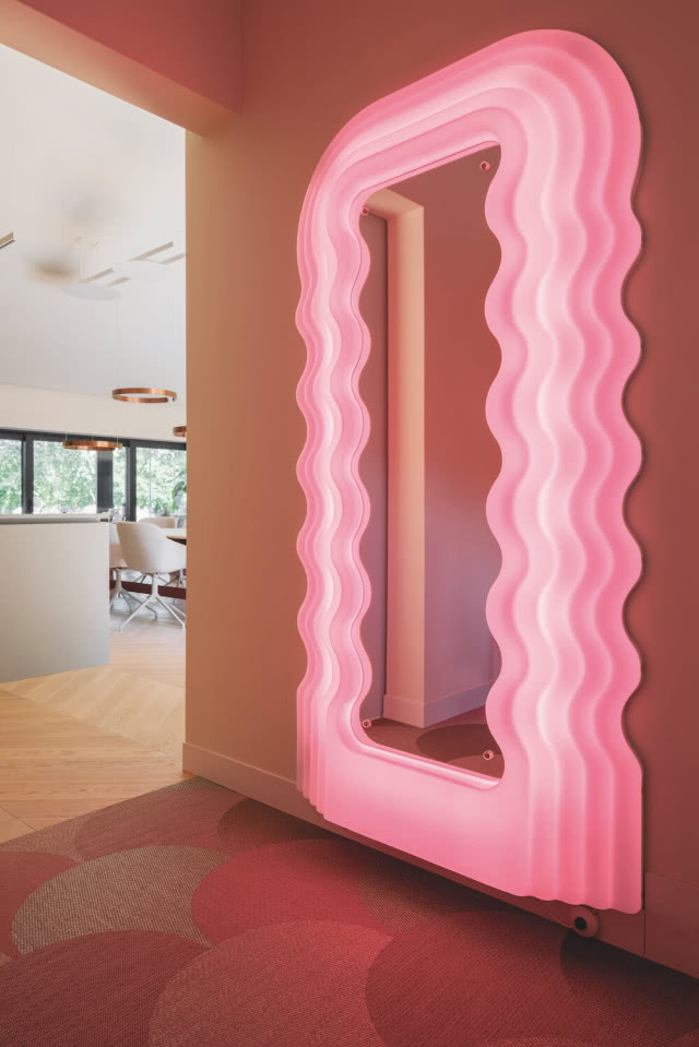 różowa rama lustra