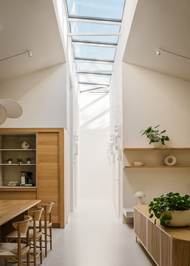 korytarz ze świetlikami