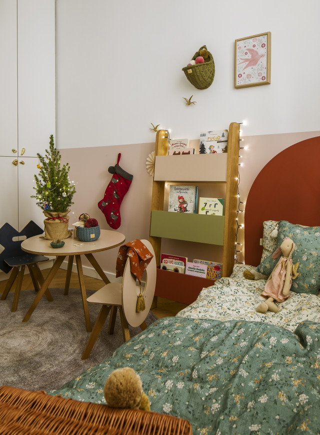 Pokój dziecka ze świątecznymi dodatkami