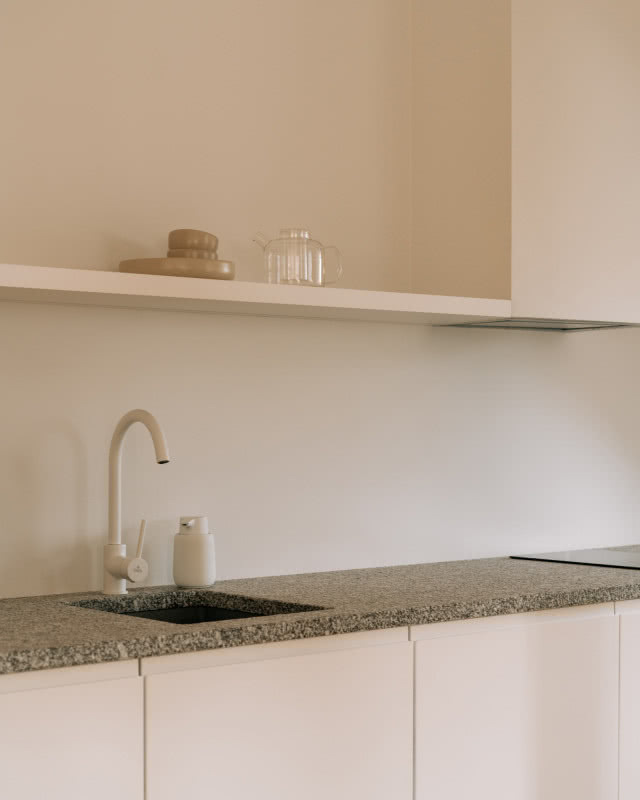 Kuchnia bez szafek górnych w białym kolorze