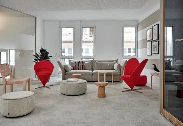 krzesła w salonie, jedno z nich w kształcie serca