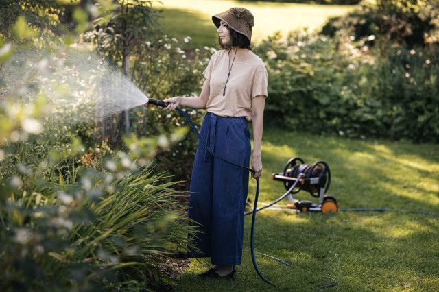 Wózek z wężem XL - zestaw, kobieta zraszająca rabaty, kwiaty, trawnik, krzewy