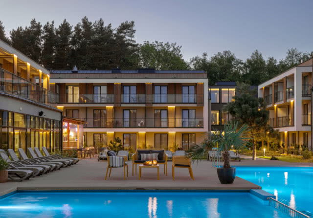 kameralny niski hotel z basenem