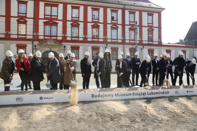 wbijanie łopaty pod przyszły gmach muzeum Książąt Lubomirskich 
