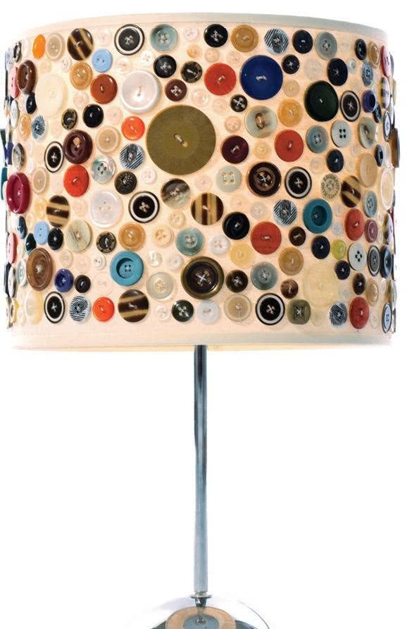 Lampa z kloszem z guzików powstała w Studio...
