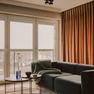 Mieszkanie w miejscu dawnego browaru wrocławskiego - dominuje w nim orzechowe drewno!