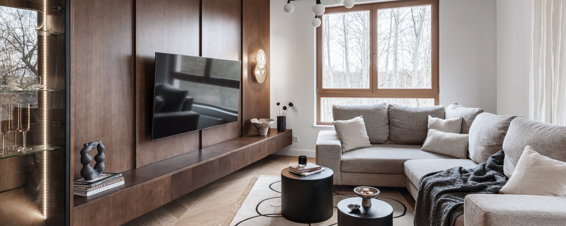 Quiet luxury na warszawskim Wilanowie. Mieszkanie, w którym drewno gra pierwszą rolę