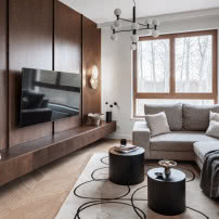 Quiet luxury na warszawskim Wilanowie. Mieszkanie, w którym drewno gra pierwszą rolę