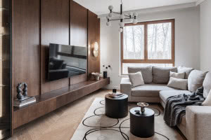 Quiet luxury na warszawskim Wilanowie. Mieszkanie, w którym drewno gra pierwszą rolę