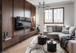 Quiet luxury na warszawskim Wilanowie. Mieszkanie, w którym drewno gra pierwszą rolę