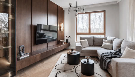 Quiet luxury na warszawskim Wilanowie. Mieszkanie, w którym drewno gra pierwszą rolę