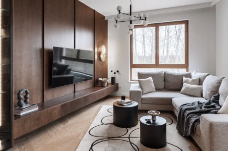 Quiet luxury na warszawskim Wilanowie. Mieszkanie, w którym drewno gra pierwszą rolę