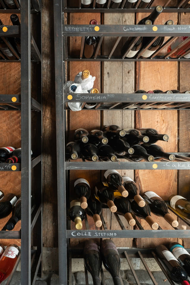 piwnica z butelakami