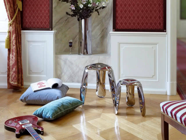 dwa stołki we wnętrzu