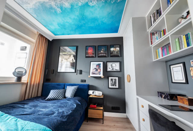 tapeta na suficie w sypialni 