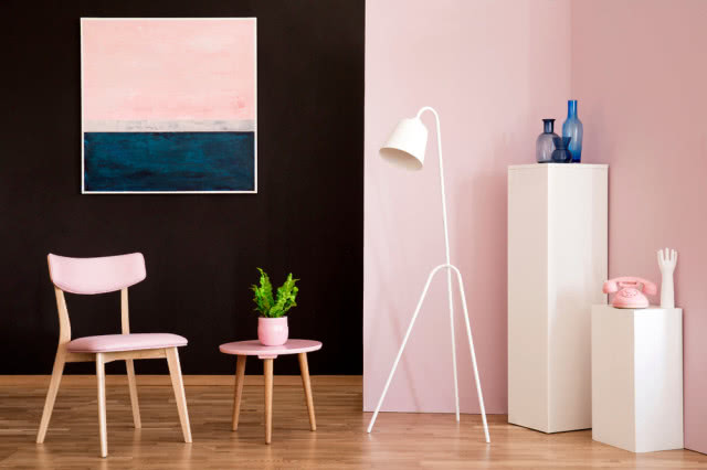 Kontrasty we wnętrzach: jasny róż połączony z ciemną barwą ścian