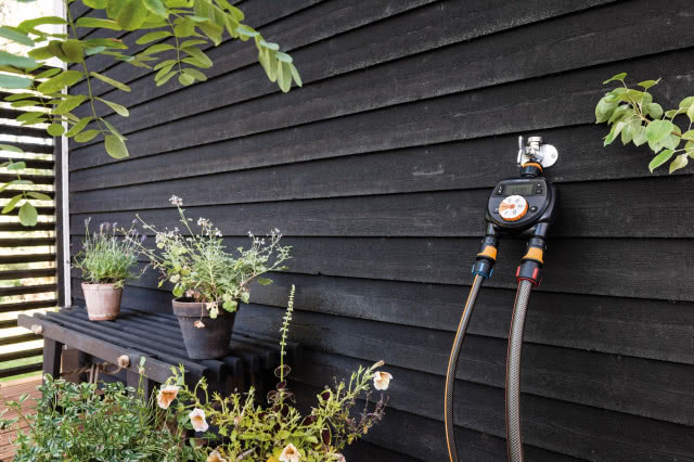 Sterownik nawadniania, podwójny, ławka , drewniana elewacja na budynku, kwiaty