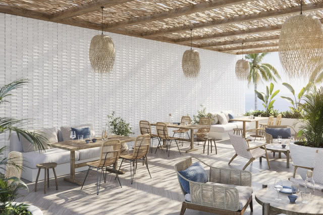 taras, stoliki z krzesłami ,kanapa, kwiaty, widok na Morze