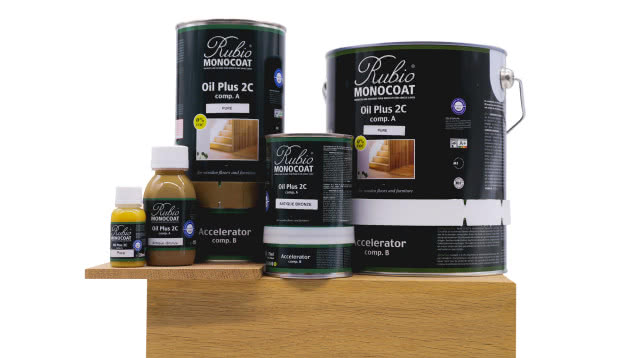 Rubio Monocoat Oil Plus 2C to innowacyjny, dwuskładnikowy olej woskowy do drewna 
nowej generacji, oparty na unikalnej technologii molekularnego wiązania. Dzięki niej trwałe zabezpieczenie powierzchni osiągamy już po nałożeniu jednej warstwy. Olej tworzy wyjątkowo odporną powłokę, która chroni drewno przed wodą, ciepłem i codziennym użytkowaniem. Idealnie sprawdza się w wymagających przestrzeniach, takich jak kuchnie i łazienki. Co najważniejsze – jest bezpieczny dla ludzi i środowiska. Produkt spełnia najbardziej rygorystyczne normy ekologiczne, potwierdzone certyfikatami GREENGUARD GOLD  
i EUROFINS INDOOR AIR COMFORT GOLD,  
oraz posiada certyfikat bezpiecznego kontaktu  
z żywnością i certyfikat Toy Safety (EN 71-3), 
co oznacza, że jest w pełni bezpieczny 
dla dzieci. Nie zawiera lotnych związków organicznych (0% VOC), dzięki czemu 
dba o zdrowe powietrze w Twoim domu. Ekologicznie. Trwale. W jednej warstwie.
RUBIO MONOCOAT