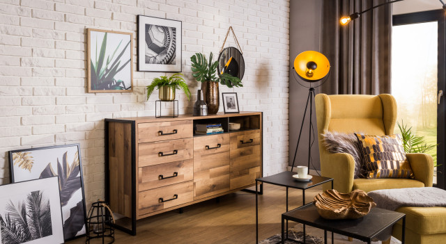 dwa kontrastujące style aranżacji wnętrz – minimalizm i maksymalizm, żółty fotel