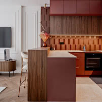 Mieszkanie w Warszawie - wnętrza w burgundowym kolorze inspirowane stylem modern classic 