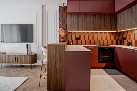 Mieszkanie w Warszawie - wnętrza w burgundowym kolorze inspirowane stylem modern classic 