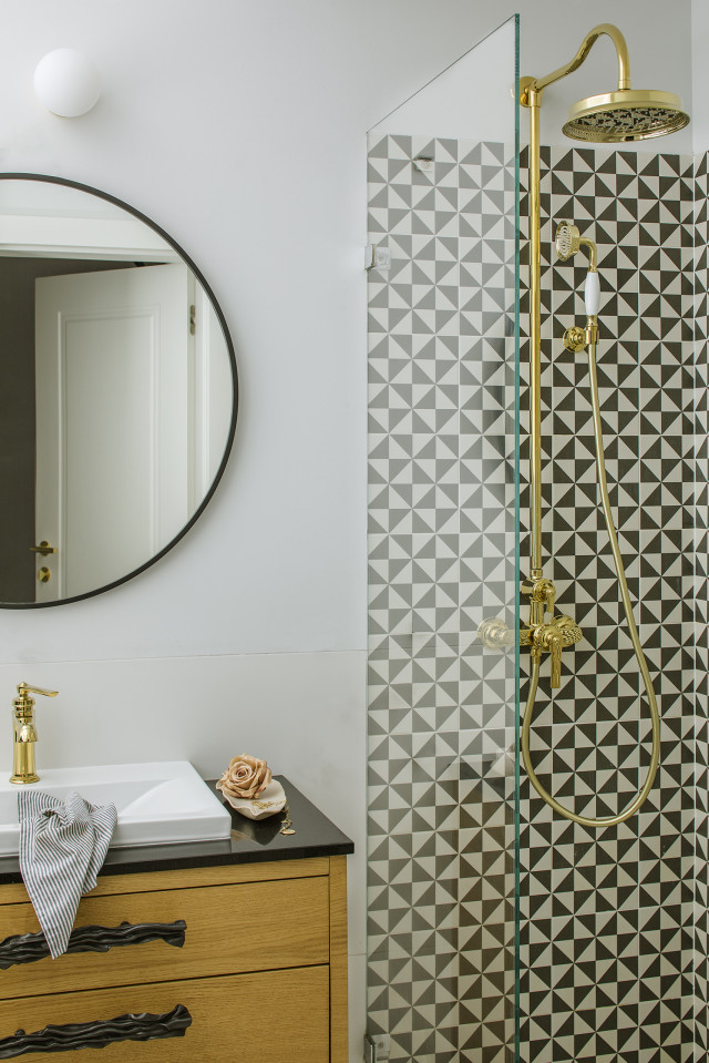 Łazienka z płytkami vintage pod prysznicem