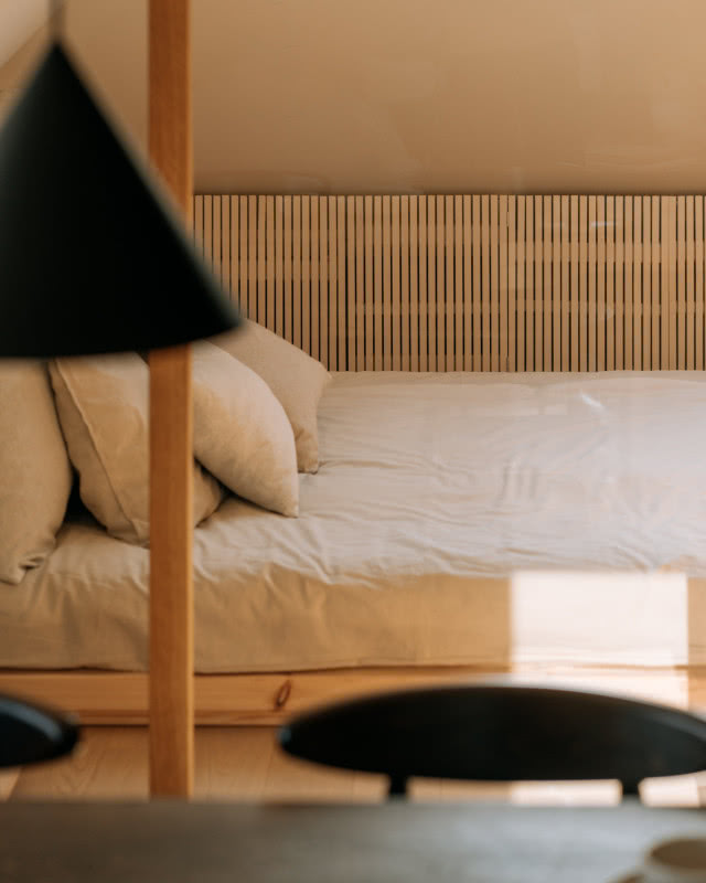 Niskie łóżko w sypialni na poddaszu