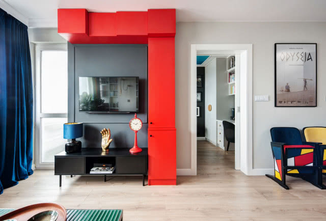 czerwone szafki w salonie