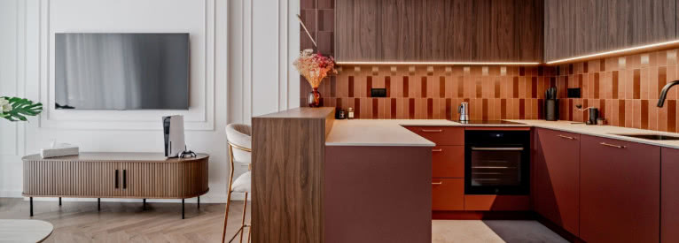 Mieszkanie w Warszawie - wnętrza w burgundowym kolorze inspirowane stylem modern classic 