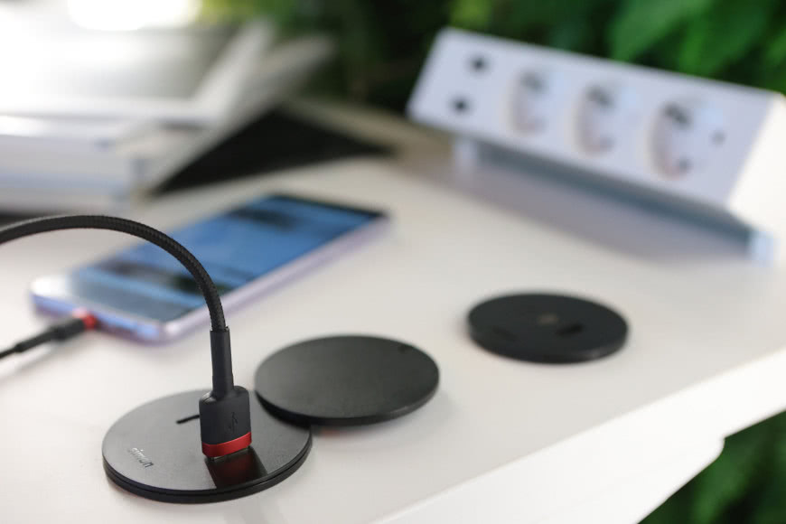 Eleganckie ładowanie w każdym miejscu - meblowe gniazda i USB od Kontakt-Simon