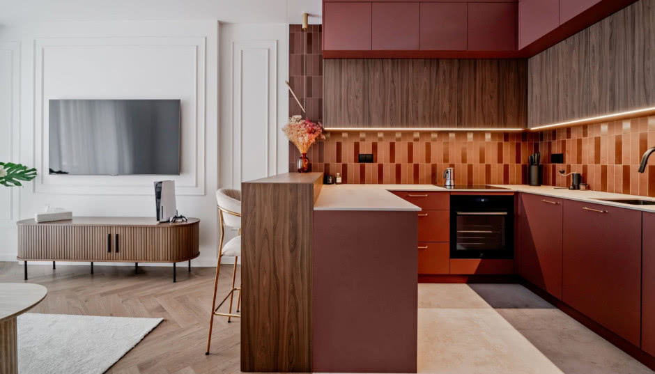 Mieszkanie w Warszawie - wnętrza w burgundowym kolorze inspirowane stylem modern classic 